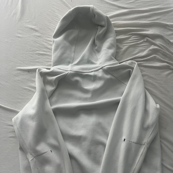 Woman’s active Nike tech. - Picture 4 of 4